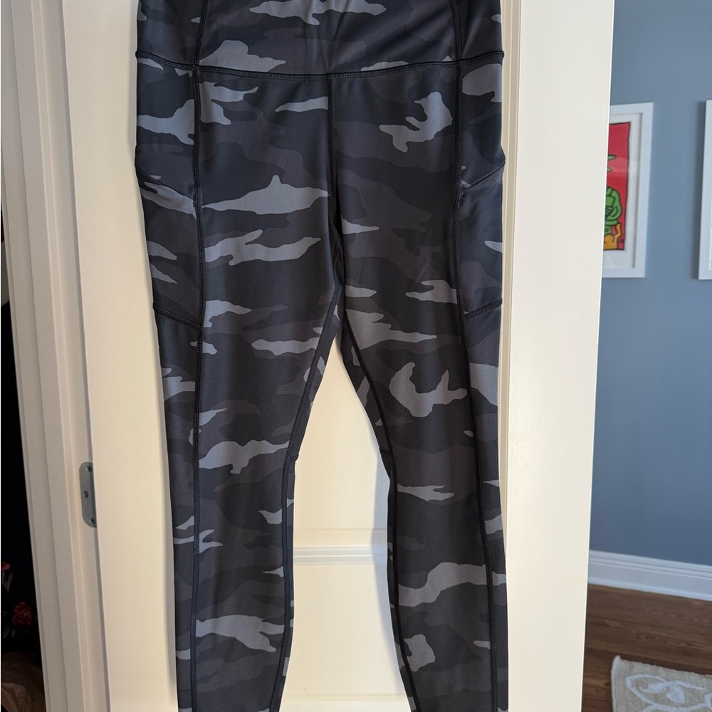 Athleta Women's 3/4 Length Cropped Leggings Black Camo Size M